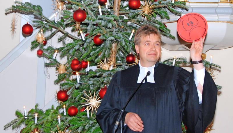 Pfarrer Daniel Fritsch ging im Rock-Gottesdienst auf die aktuellen politischen Verhältnisse ein und stellte sie in Bezug zur christlichen Religion.Foto: Schneider