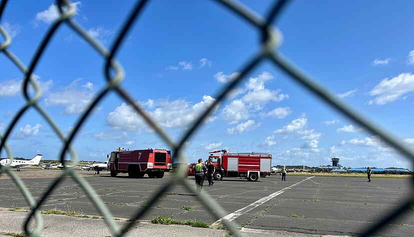 Auf dem Flughafen Sylt haben sich zwei Klima-Demonstratinnen der Letzten Generation kurzzeitig auf dem Rollfeld festgeklebt. Auf dem Flughafen Sylt haben sich zwei Klima-Demonstratinnen der Letzten Generation kurzzeitig auf dem Rollfeld festgeklebt.