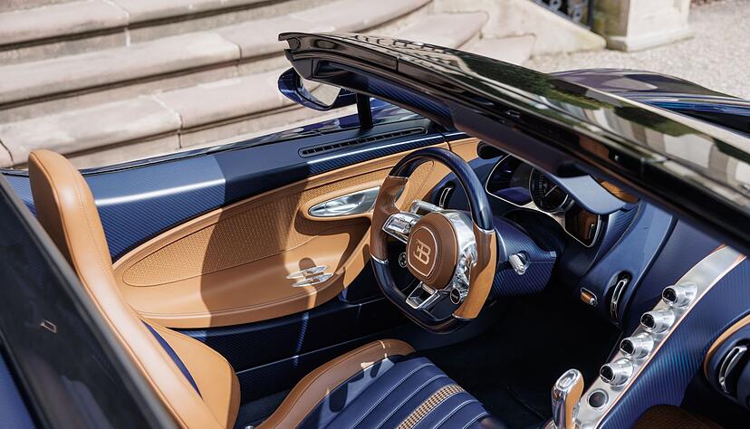 Luxuri&ouml;ser Retro-Flair: Wie in einem puristischen Rennwagen sieht das Cockpit nicht an allen Stellen aus.