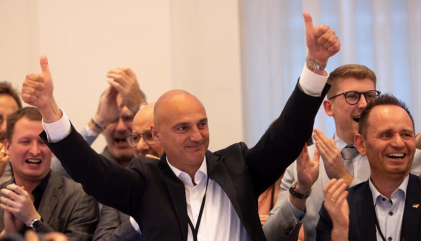 In Dortmund, der drittgrößten Stadt in NRW, unterlag SPD-Amtsinhaber Thomas Westphal nach einem Kopf-an-Kopf-Rennen gegen den CDU-Herausforderer Alexander Omar Kalouti. In Dortmund, der drittgrößten Stadt in NRW, unterlag SPD-Amtsinhaber Thomas Westphal nach einem Kopf-an-Kopf-Rennen gegen den CDU-Herausforderer Alexander Omar Kalouti.