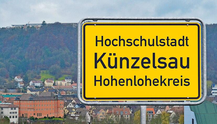 So oder ähnlich könnten die Künzelsauer Ortsschilder bald überall aussehen. Die Kreisstadt darf sich nun auch offiziell Hochschulstadt nennen. Foto: Mugler/Montage: HSt