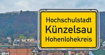 So oder ähnlich könnten die Künzelsauer Ortsschilder bald überall aussehen. Die Kreisstadt darf sich nun auch offiziell Hochschulstadt nennen.
Foto: Mugler/Montage: HSt