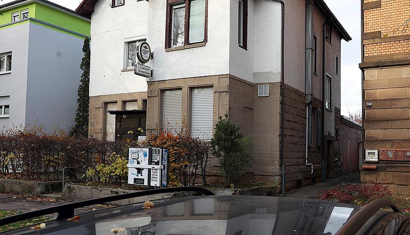 Seit dem Tod von Lothar Hesser steht die Gaststätte Kernerhöhe leer. Mitte 2020 wird das Gebäude abgebrochen und durch einen Neubau ersetzt.
Foto: Andreas Veigel Seit dem Tod von Lothar Hesser steht die Gaststätte Kernerhöhe leer. Mitte 2020 wird das Gebäude abgebrochen und durch einen Neubau ersetzt.
Foto: Andreas Veigel
