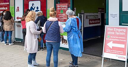 Im Juni war der Andrang auf die Corona-Testzentren in Heilbronn noch groß. Nach den gesunkenen Inzidenzzahlen kommen deutlich weniger Kunden.
Foto: Archiv/Veigel