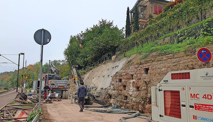 Bricht eine Mauer am Weinberg ein, wie hier in Nordheim, stellt die Sanierung einen großen Aufwand dar. Bricht eine Mauer am Weinberg ein, wie hier in Nordheim, stellt die Sanierung einen großen Aufwand dar.