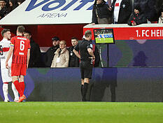 Der VAR sollte wieder abgeschafft werden, meint unser Autor nach dem Spiel 1. FC Heidenheim gegen VfB Stuttgart.