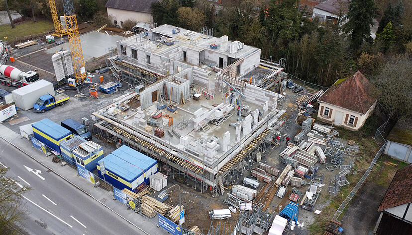 Von oben sieht man gut die Proportionen des künftigen Pflegeheims sowie den Garten mit Pumphäuschen. Von oben sieht man gut die Proportionen des künftigen Pflegeheims sowie den Garten mit Pumphäuschen.