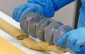 Beim Portionieren ist Fingerspitzengefühl gefragt, sonst fällt das Brät aus dem Nudelteig. Beim Portionieren ist Fingerspitzengefühl gefragt, sonst fällt das Brät aus dem Nudelteig.