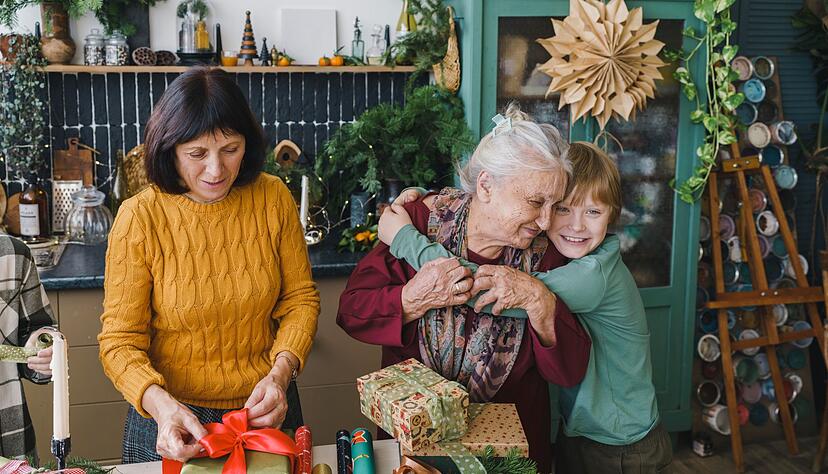 Auch wenn die Familie gerade so sch&ouml;n beieinander ist: An Weihnachten sollte man nicht &uuml;ber das schwierige Pflege-Thema der Oma reden. Man kann aber einen sp&auml;teren Termin daf&uuml;r vereinbaren.