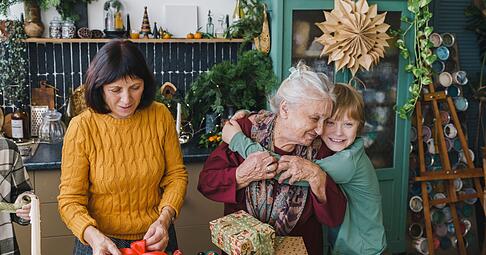 Auch wenn die Familie gerade so sch&ouml;n beieinander ist: An Weihnachten sollte man nicht &uuml;ber das schwierige Pflege-Thema der Oma reden. Man kann aber einen sp&auml;teren Termin daf&uuml;r vereinbaren.