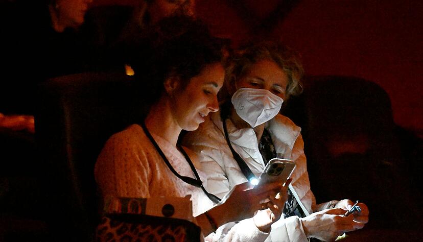 Handylicht, Stirnlampe oder Lesel&auml;mpchen kommen zum Einsatz.