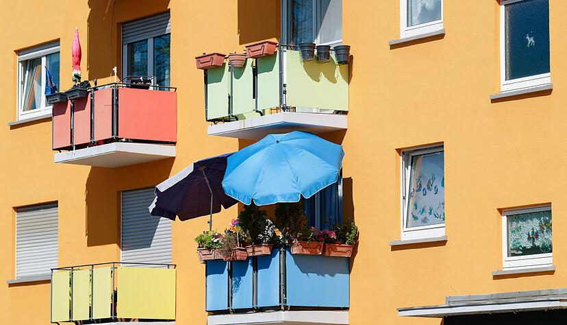 Bunt und bl&uuml;hend: Mieter k&ouml;nnen den Balkon ihrer Wohnung nach ihren W&uuml;nschen gestalten - doch es kann Grenzen geben.