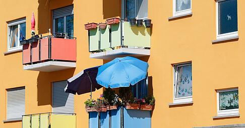 Bunt und bl&uuml;hend: Mieter k&ouml;nnen den Balkon ihrer Wohnung nach ihren W&uuml;nschen gestalten - doch es kann Grenzen geben.