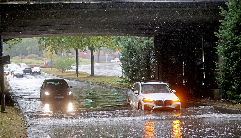 Bereits 2022 kam es zu Hochwasser nach Starkregen an der B39 am Parkhaus Bollwerksturm Heilbronn. Bereits 2022 kam es zu Hochwasser nach Starkregen an der B39 am Parkhaus Bollwerksturm Heilbronn.