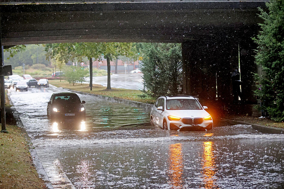 Hochwasser nach Starkregen an der B39 am Parkhaus Bollwerksturm Heilbronn Hochwasser nach Starkregen an der B39 am Parkhaus Bollwerksturm Heilbronn