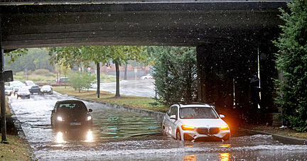 Hochwasser nach Starkregen an der B39 am Parkhaus Bollwerksturm Heilbronn Hochwasser nach Starkregen an der B39 am Parkhaus Bollwerksturm Heilbronn