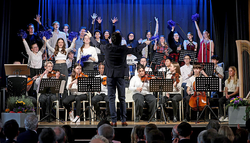 Zum abwechslungsreichen Programm geh&ouml;rten zwei St&uuml;cke des Oberstufenchors und des Schulorchesters, dirigiert von Steffen M&uuml;ller.