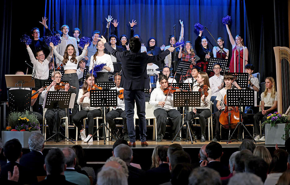 Zum abwechslungsreichen Programm geh&ouml;rten zwei St&uuml;cke des Oberstufenchors und des Schulorchesters, dirigiert von Steffen M&uuml;ller.