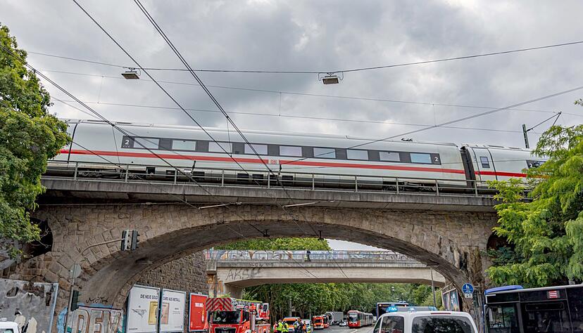 Viel Geduld mussten Fahrgäste eines liegengebliebenen ICEs haben, der am Montag in Köln strandete: Die letzten Fahrgäste konnten den Zug erst nach fünf Stunden und 20 Minuten verlassen. Viel Geduld mussten Fahrgäste eines liegengebliebenen ICEs haben, der am Montag in Köln strandete: Die letzten Fahrgäste konnten den Zug erst nach fünf Stunden und 20 Minuten verlassen.
