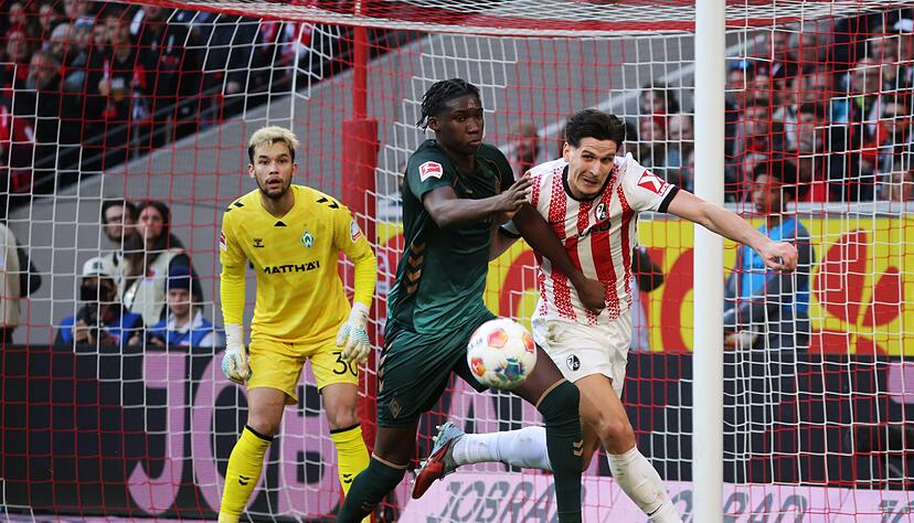 Einer von vielen Zweik&auml;mpfen: Bremens Karim Coulibaly (l) im Duell mit dem Freiburger Igor Matanovic.
