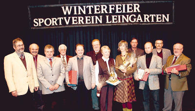 18 Mitglieder wurden f&uuml;r 40- bis 60-j&auml;hrige Vereinszugeh&ouml;rigkeit geehrt. Links Michael Northe vom Sportkreis Heilbronn, der Manfred Eitel (vordere Reihe, zweiter von links) mit der silbernen WLSB-Ehrennadel auszeichnete.