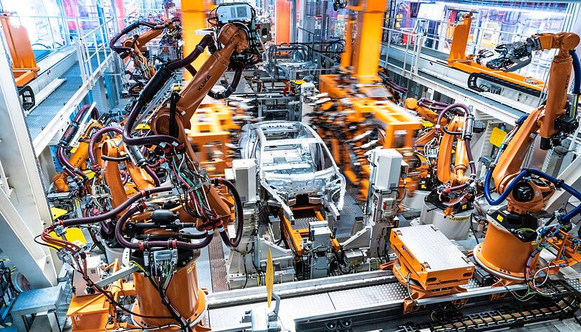 In der Doppel-Framing-Station verrichten zehn Roboter gleichzeitig ihre Arbeit. &Uuml;blicherweise sind hierf&uuml;r zwei gro&szlig;e Framing-Stationen  notwendig.