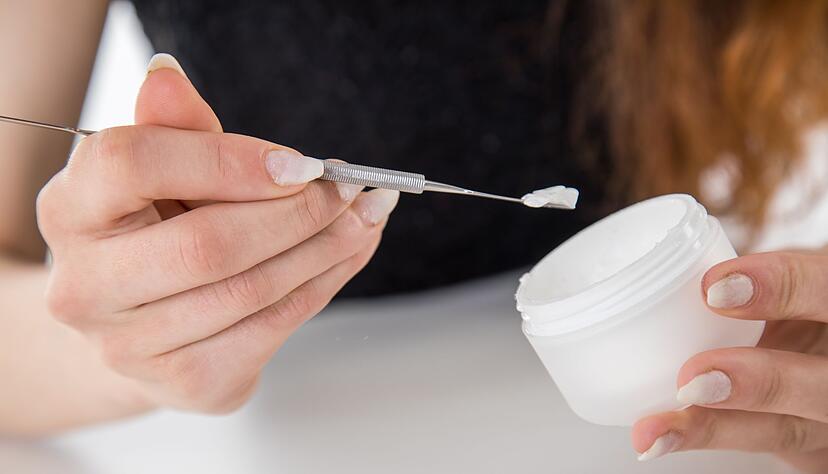 Besser Spatel statt Finger! So bleibt die Creme l&auml;nger frisch und Keime haben keine Chance.