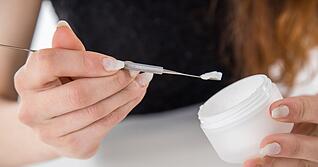 Besser Spatel statt Finger! So bleibt die Creme l&auml;nger frisch und Keime haben keine Chance.