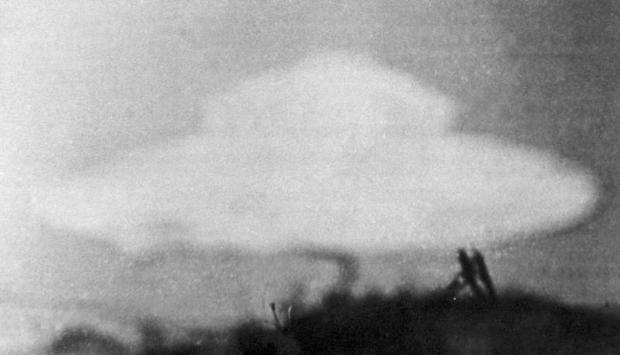 Eine angebliche fliegende Untertasse, aufgenommen von einem 13-jährigen Jungen am 15.02.1954 in Coniston in Großbritannien.