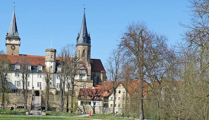 Christa und Helmut Beck genie&szlig;en die Fr&uuml;hlingsluft im &Ouml;hringer Hofgarten.