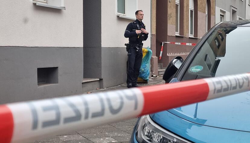 Der Tatort wurde mit Flatterband abgesperrt.