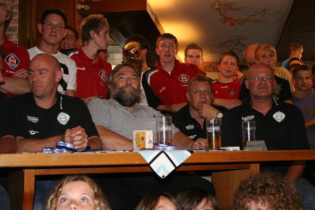 Knisternde Spannung vor der Auslosung. Knisternde Spannung vor der Auslosung.