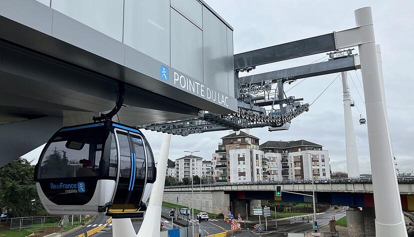 Seilbahn-Endhaltestell in Cr&eacute;teil: Um Anwohner wenig zu beeintr&auml;chtigen, geht es gleich hoch hinauf.