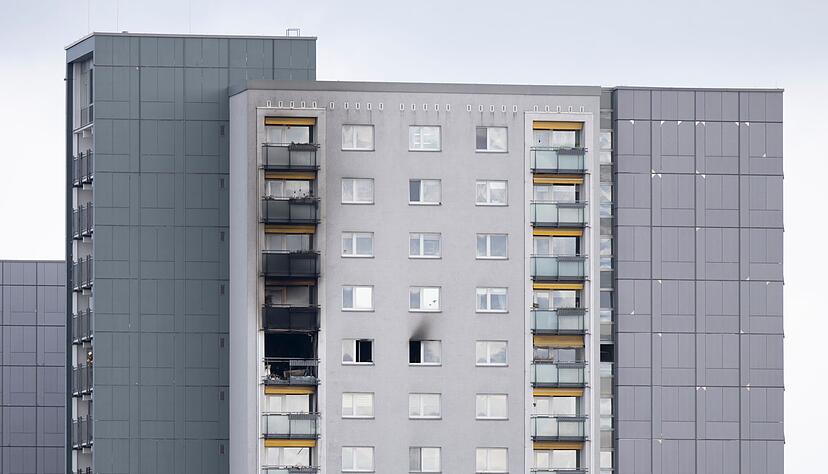 Drei Menschen wurden bei einem Brand in der elften Etage eines Hochhauses verletzt - zwei von ihnen starben im Krankenhaus.