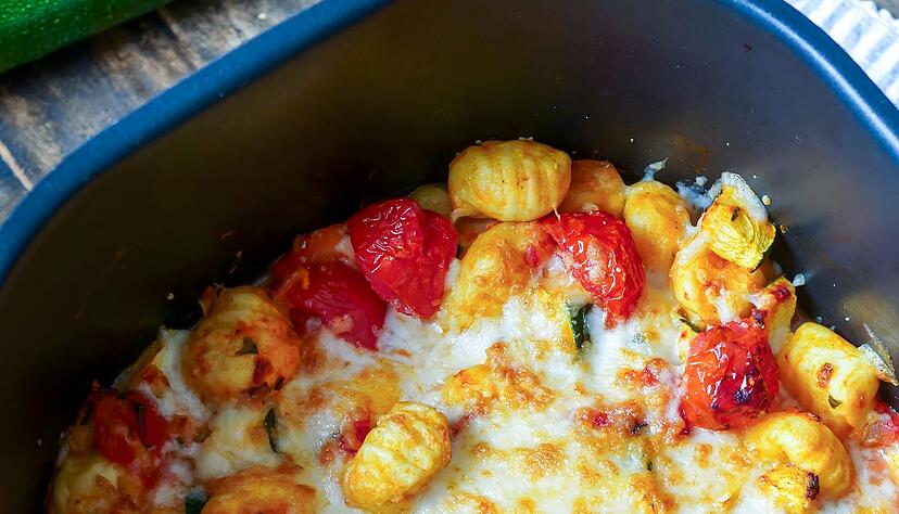 Für den Gnocchi-Auflauf kommen in den Garkorb des Airfryers Gnocchi, Gemüse und eine Sahnesoße – 15 Minuten später ist er fertig. Für den Gnocchi-Auflauf kommen in den Garkorb des Airfryers Gnocchi, Gemüse und eine Sahnesoße – 15 Minuten später ist er fertig.