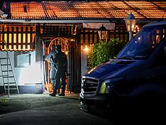 Polizeibeamte durchsuchen das Vereinsheim der "Hells Angels" in Hilden.