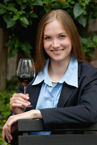 Christl Sch&auml;fer (25), W&uuml;rttemberg Die W&uuml;rttemberger Weink&ouml;nigin, ist inmitten des W&uuml;rttemberger Weinlandes geboren und in Fellbach aufgewachsen. Ihre Familie ist mit ihren Weinbergen Mitglied der Fellbacher Weing&auml;rtner eG und betreibt Obstbau f&uuml;r die eigene Brennerei.