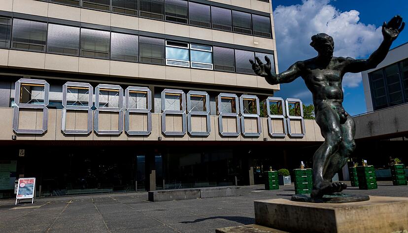 Eine &laquo;ClimateCrisisClock&raquo; h&auml;ngt am Forumsgeb&auml;ude der Technischen Universit&auml;t (TU) Braunschweig hinter einer Dionysos-Skulptur.