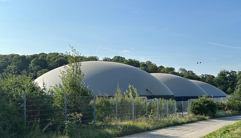 Blick auf die Anlage am Riedweg: Werner Lindl ist seit mehreren Jahren ein Gegner des Betriebes und sieht sich im Recht. Die Unterlagen, die der Stadt Bad Friedrichshall vorliegen, seien "nicht vollst&auml;ndig", behauptet er.
Foto: Julian Ruf