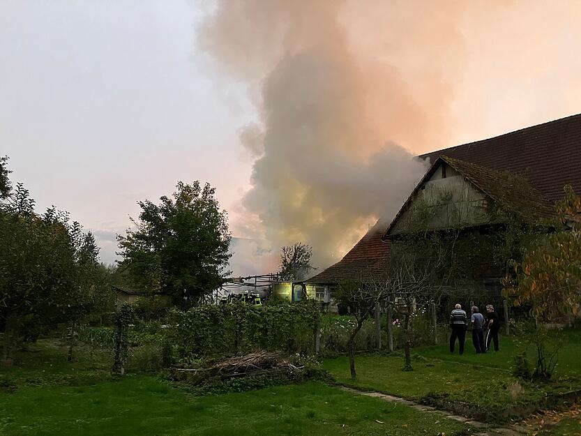 Über der Lagerhalle in Ittlingen hat sich durch den Brand eine große Rauchwolke gebildet. Über der Lagerhalle in Ittlingen hat sich durch den Brand eine große Rauchwolke gebildet.