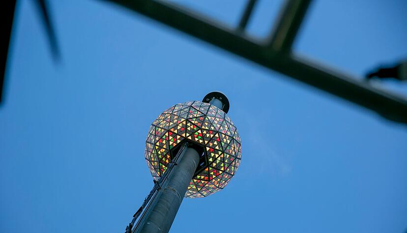 Der Ball Drop ist eine beliebte Silvestertradition, die Hunderttausende anzieht.
