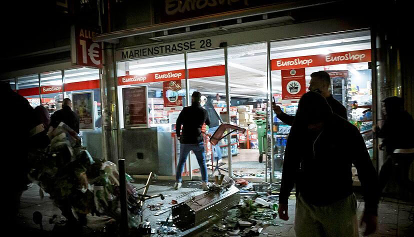Die Krawallnacht in der Stuttgarter Innenstadt vor rund einem Jahr ist immer noch ein Thema. Bislang wurden 83 Täter verurteilt.
Foto: dpa Die Krawallnacht in der Stuttgarter Innenstadt vor rund einem Jahr ist immer noch ein Thema. Bislang wurden 83 Täter verurteilt.
Foto: dpa
