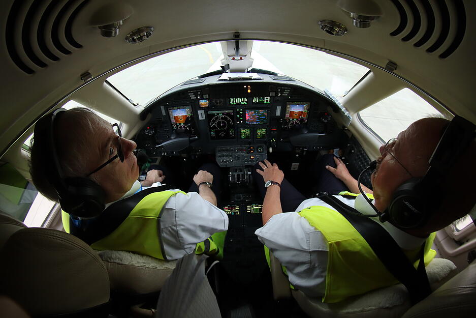 Christof Franke (links) fliegt die Maschine auf dem Hin-, EBM-Papst-Firmenpilot Michael Schäfer auf dem Rückweg.