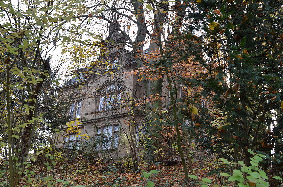 Die Villa Frau Alfred Knorr wurde ca. 1895 erbaut. Sie befindet sich ebenfalls in der Bismarckstraße. Die Villa Frau Alfred Knorr wurde ca. 1895 erbaut. Sie befindet sich ebenfalls in der Bismarckstraße.