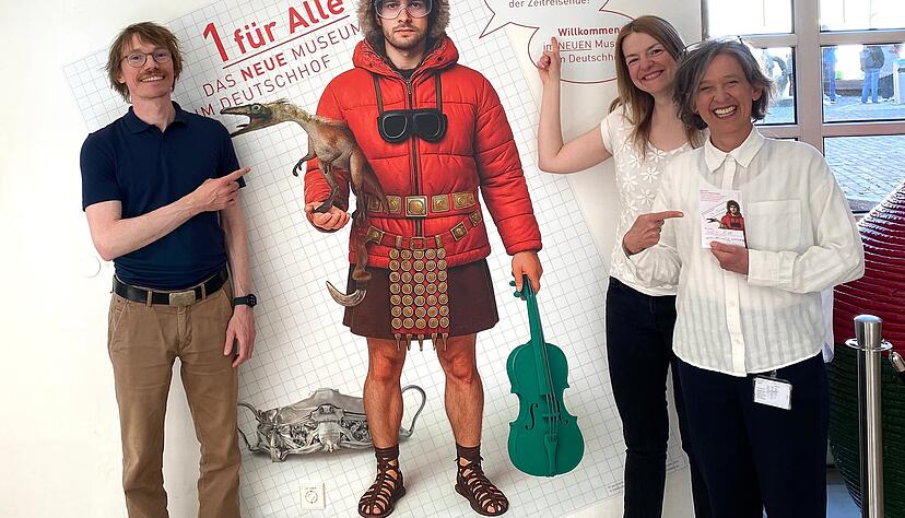 Lebenspartner Christoph Parl, Gewinnerin Santina Krell und die stellvertretende Museumsleiterin Birgit Hummler (von links) vor Jo Chrono.