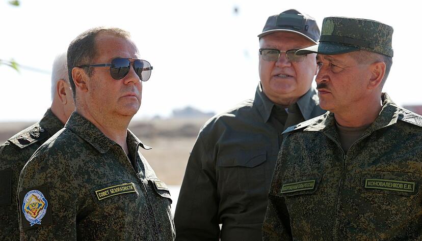 Ex-Kremlchef Medwedew bei einem Milit&auml;rbesuch. (Archivbild)