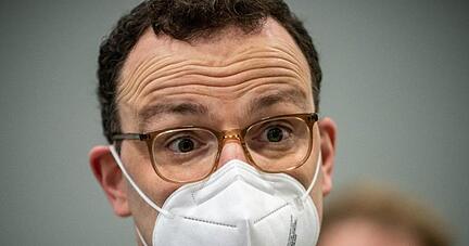 Gesundheitsminister Jens Spahn will die neuen wissenschaftlichen Erkenntnisse zum Risiko durch Geimpfte zeitnah mit seinen Länderkollegen besprechen.