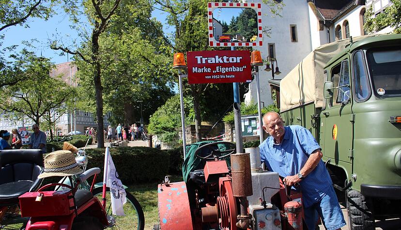 Der Vater von Horst Werner hat den Traktor seit 1951 aus zusammengesuchten Einzelteilen in der DDR gebaut. Er fährt noch immer, aber nur zu Hobbyzwecken.