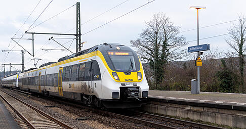 In einem Regionalzug bedrohte ein Mann andere Fahrgäste mit einem Messer. In einem Regionalzug bedrohte ein Mann andere Fahrgäste mit einem Messer.