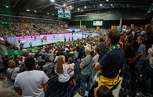 Die Arena Leipzig, aufgrund eines Namenssponsorings derzeit Quarterback Immobilien Arena, ist Erstliga-Handball gewohnt. Die Frauen des HC Leipzig trugen dort in der Vergangenheit ebenso Partien aus wie derzeit die Männer des SC DHfK Leipzig.